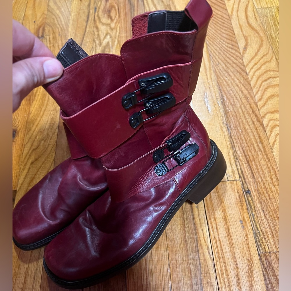 DONALD J PLINER, VERA GOMMA DARK MAROON LEATHER WOMEN’S BOOTS. Size:9